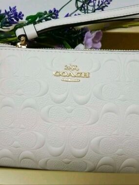 Authentic COACH Embossed leather zip wristlet/wallet in Chalk
